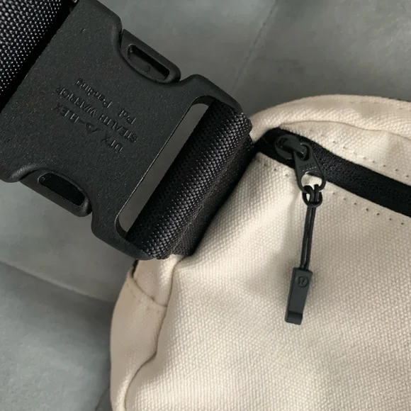 Lululemon Everywhere Belt Bag Angel Wing - Picture 3 of 5